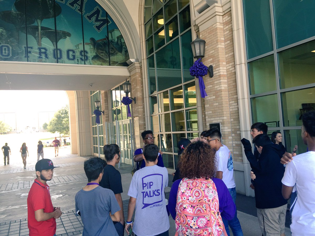 TCU_csfad's tweet photo. Riff ram bah zoo! We're at the BLUU! #GoFrogs https://t.co/51cA2aiwKI