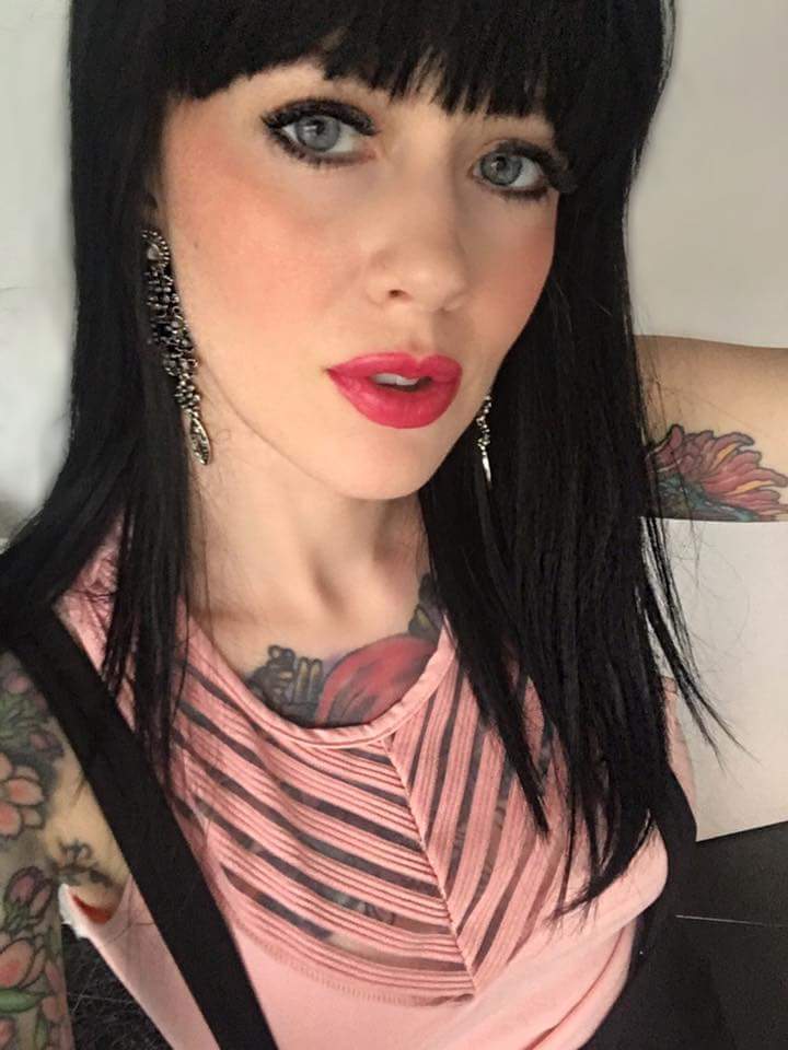 An early afternoon of tryin on random wigs b4 yoga later on! 
#traveling
#whenyougettheweekoff
#orisittwoweeks
#blackhairbringsbackmemories