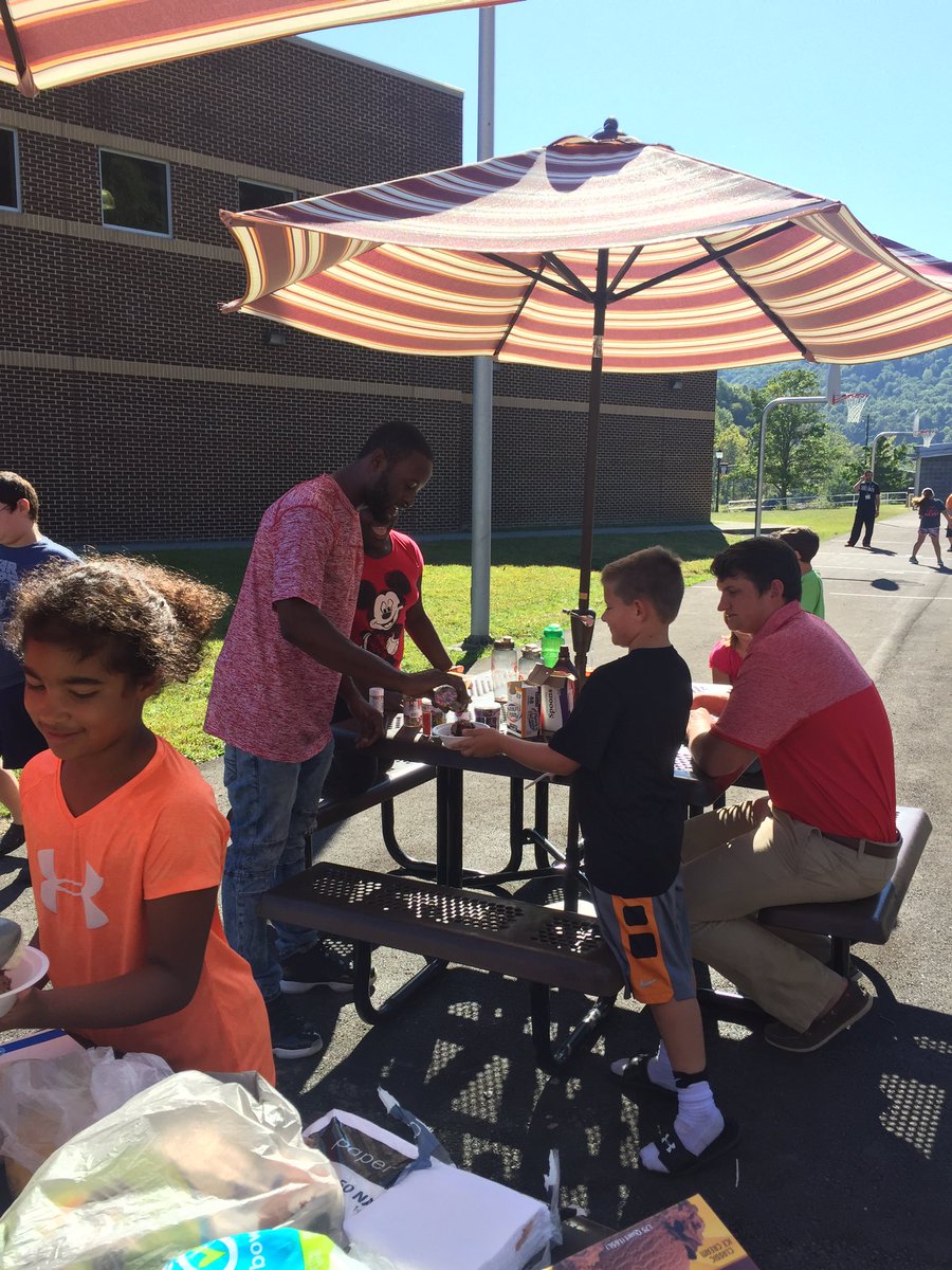 coachdanedamron's tweet photo. @TyJohnson62 @ZacB42 @JEubank_10 and Tevin McCleave serving ice cream at NEMS party.  #CavsintheCommunity #keepdigging #GoCavsGo https://t.co/8PFcaOiHza