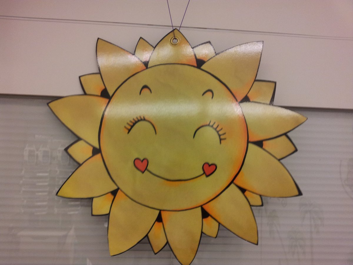 M_JoseMunozB's tweet image. UNOS PAPÁS REGALAN  A UCI-P @hvhebron VINILOS PARA  QUE LOS NIÑOS ESTEN ORIENTADOS EN DIA/NOCHE #humanizalauci