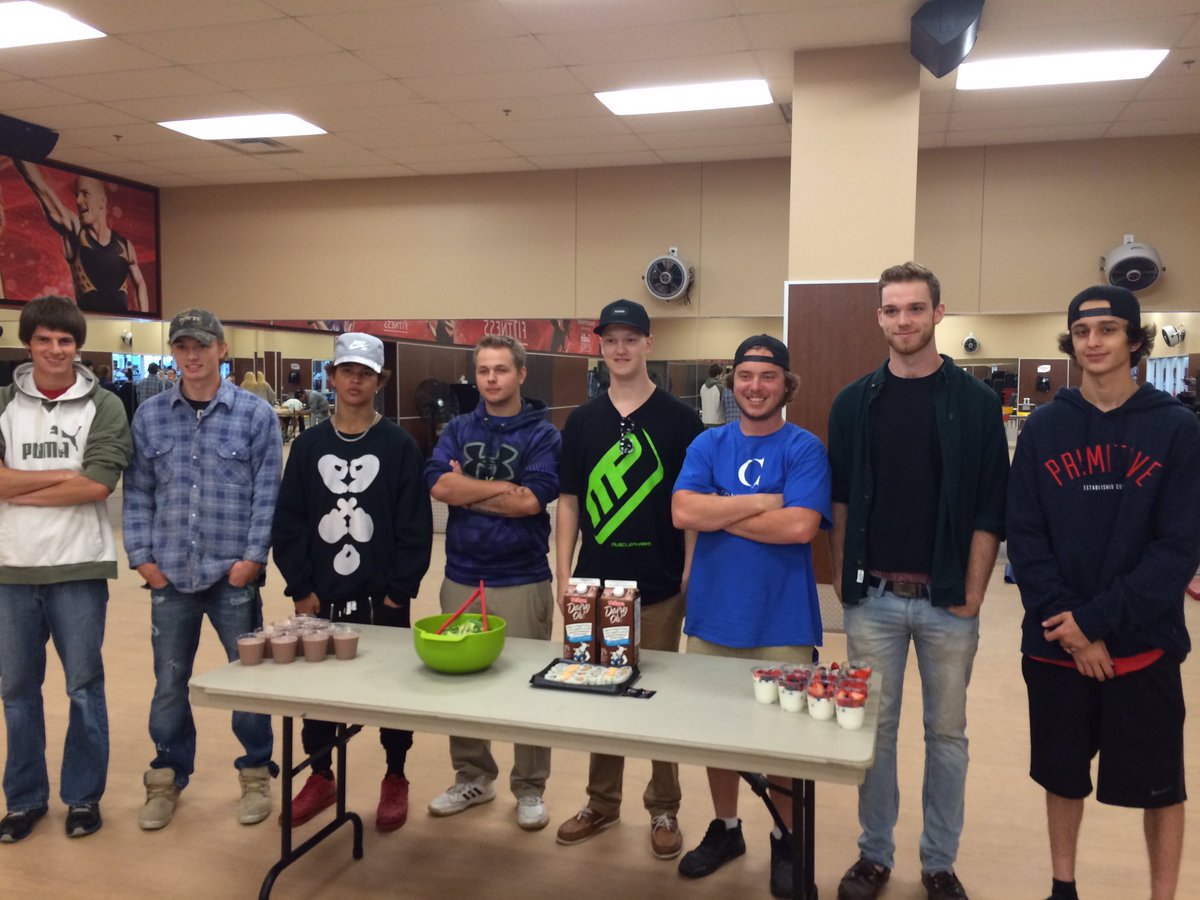 UGDualCredit's tweet photo. Team 1 REN Orangeville... Lunch is served! @WSSStudentUnion @CDprincipal @Wolverines_SC @ODSS_News https://t.co/g09c4PLPDZ