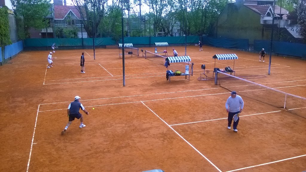 TiroGanador's tweet photo. Las canchas del club #Gazcon a pleno con el torneo #Seniors que se está disputando. Somos #ElTenisJugadoPorVos https://t.co/6aa7YeaPu5