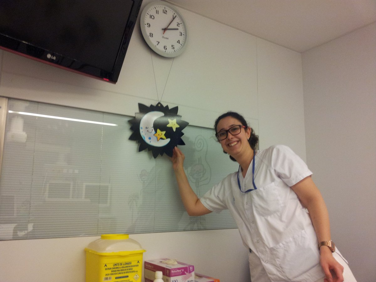 M_JoseMunozB's tweet image. UNOS PAPÁS REGALAN  A UCI-P @hvhebron VINILOS PARA  QUE LOS NIÑOS ESTEN ORIENTADOS EN DIA/NOCHE #humanizalauci