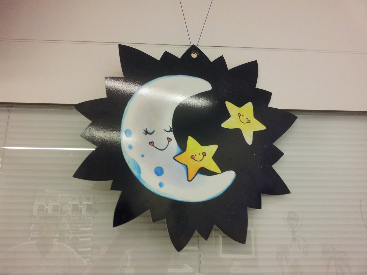 M_JoseMunozB's tweet image. UNOS PAPÁS REGALAN  A UCI-P @hvhebron VINILOS PARA  QUE LOS NIÑOS ESTEN ORIENTADOS EN DIA/NOCHE #humanizalauci