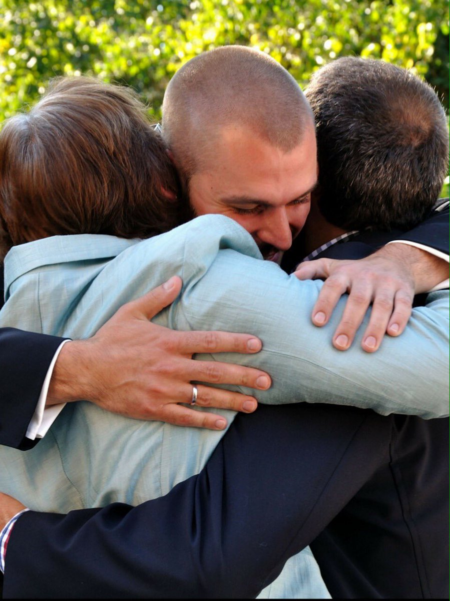 EternallyEve's tweet photo. Put down weapons and open your arms...end violence with compassionate hugs. #sharethelove #mourntogether https://t.co/B8jgYljz3G