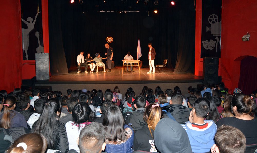 MunicipMoreno's tweet photo. #Cultura #Educación Continúa a sala llena el programa “La Escuela va al Teatro”. https://t.co/CLCqWQoFSY https://t.co/JwlTOaztsH
