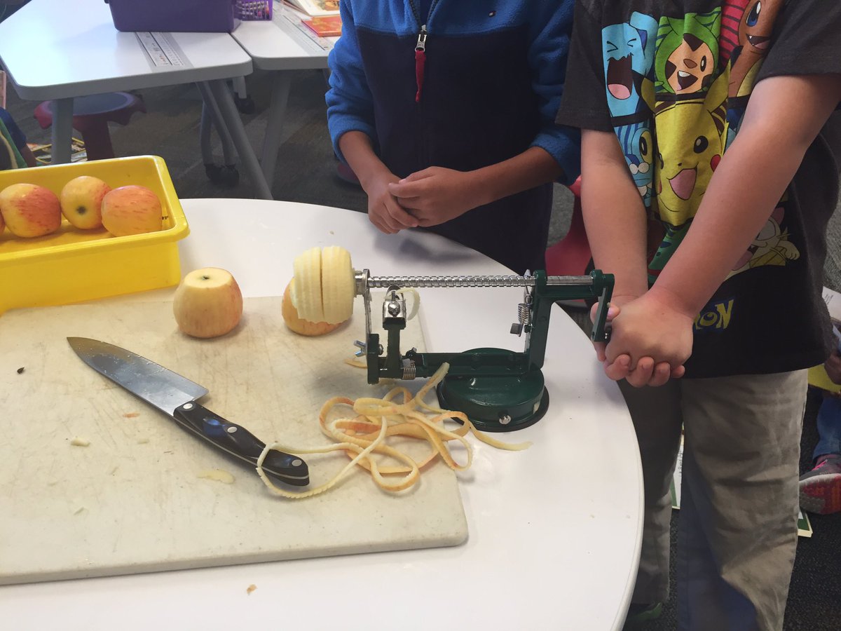 RachelGoulette's tweet photo. Happy 1st day of Fall! Kids hummed "Pop Goes the Weasel" while apple-peeling-coring-slicing #1stgradeSTEAM  #centralparksteam https://t.co/rkfpbOahed