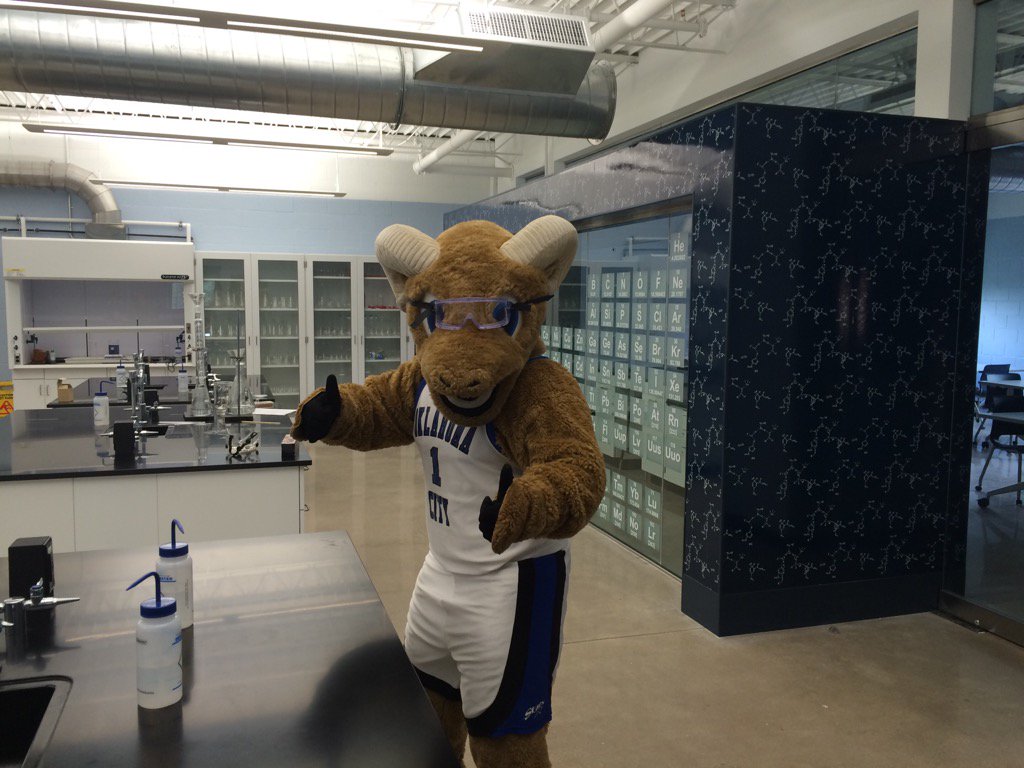 SGPrilliman's tweet photo. We had a guest in lab today. #okcu #ocustars #wearyourppe https://t.co/qsyh7Vknd3