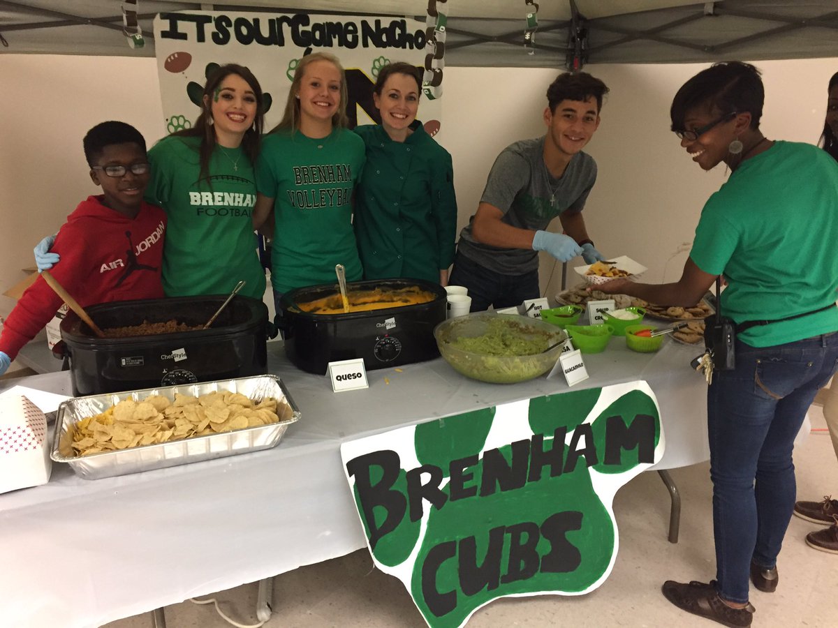 BrenhamHS's tweet photo. BHS Tailgate Party! Thank you to our AWESOME chef Mrs. Cmajdalka & her Culinary Arts classes for a delicious, gourmet lunch! #ichoosebrenham https://t.co/lnO9b4dzVP