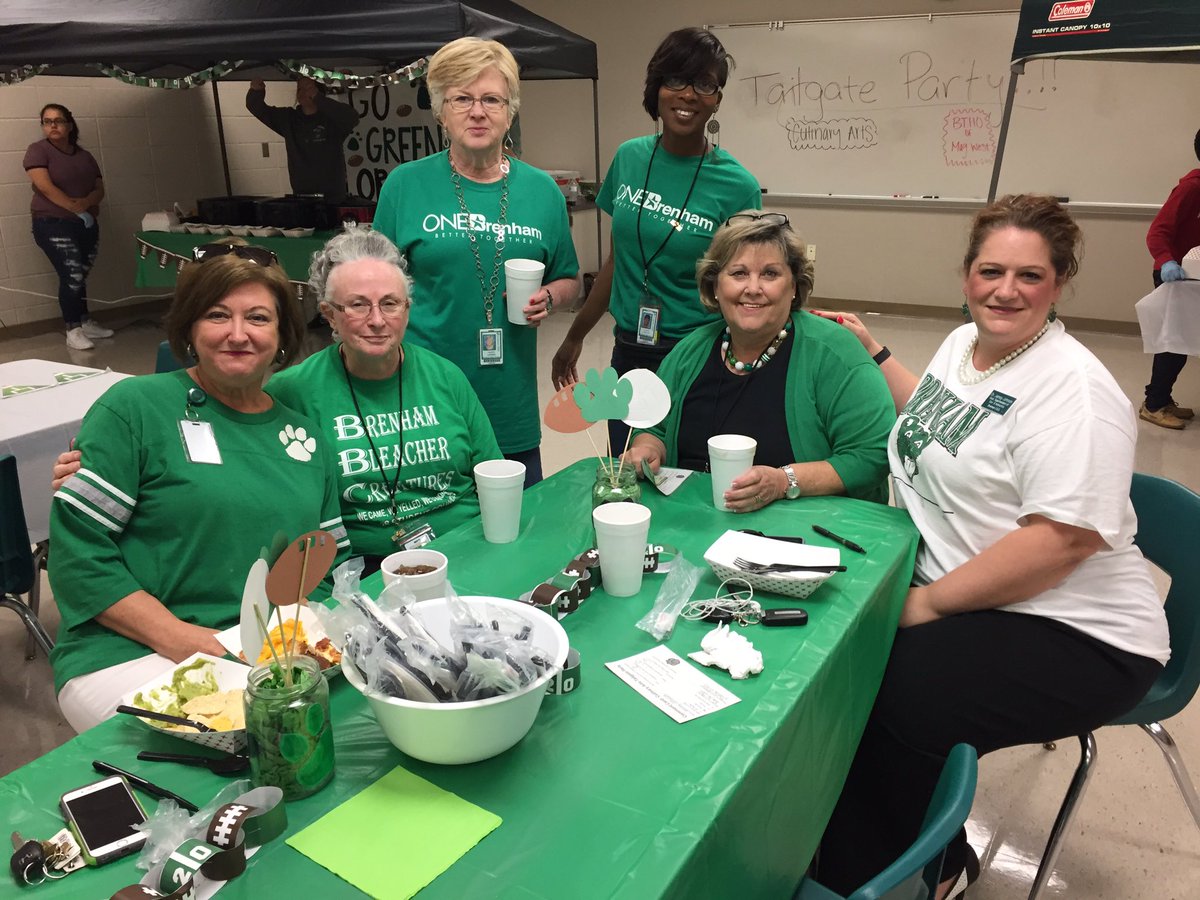 BrenhamHS's tweet photo. BHS Tailgate Party! Thank you to our AWESOME chef Mrs. Cmajdalka & her Culinary Arts classes for a delicious, gourmet lunch! #ichoosebrenham https://t.co/lnO9b4dzVP