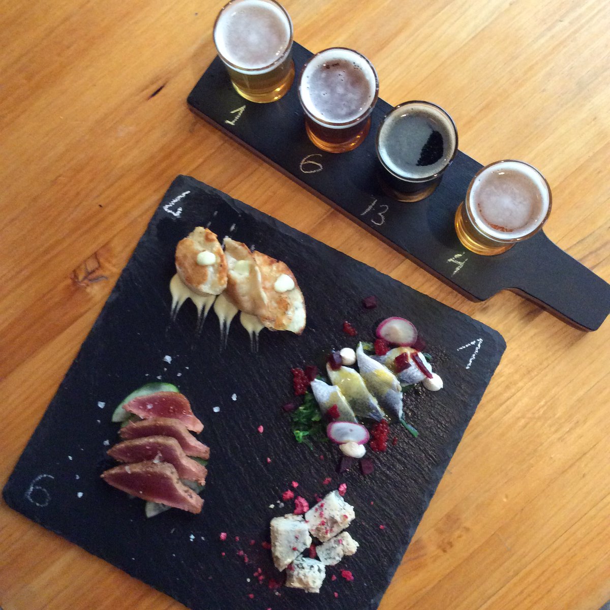 La noche está agradable para salir.¿Que tal unas cervezas artesanas y una tabla de degustación? En oferta. #malasaña #craftbeer #gourmet