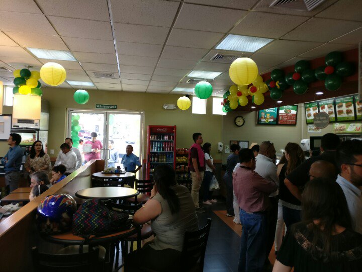 LayerMg's tweet image. Increíble día para @SubwaySV #ZonaRosa está lleno. Gracias x está promoción.