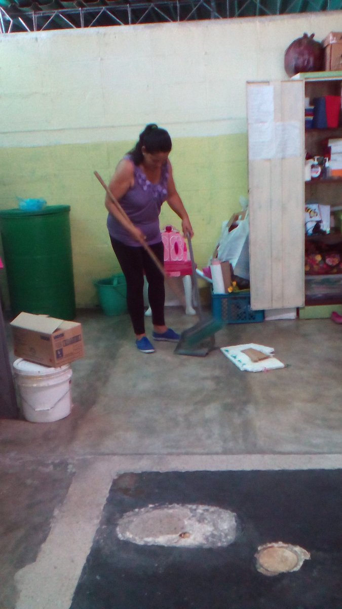 CEINGuatireZ's tweet photo. @mescolarzamora @MPPEDUCACION @brenwil16 #EnCayapaEscolar Miembros del plantel y Consejo Comunal trabaja para dar la bienvenida a los niños https://t.co/OA2QfRqFo9