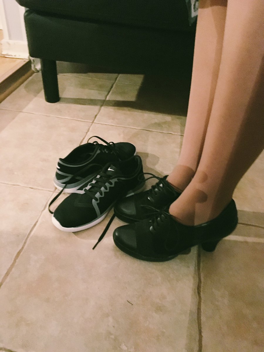 sonna's tweet image. кто переобулся в каблуки и надел все чёрное, тот идёт в дом Троекурова