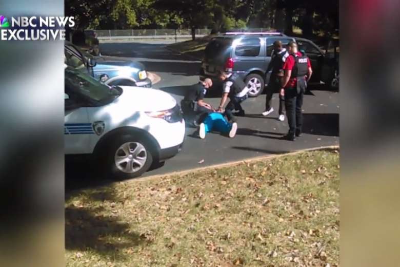 STForeignDesk's tweet image. Wife releases video of #Charlotte man&apos;s shooting by police str.sg/4NkT