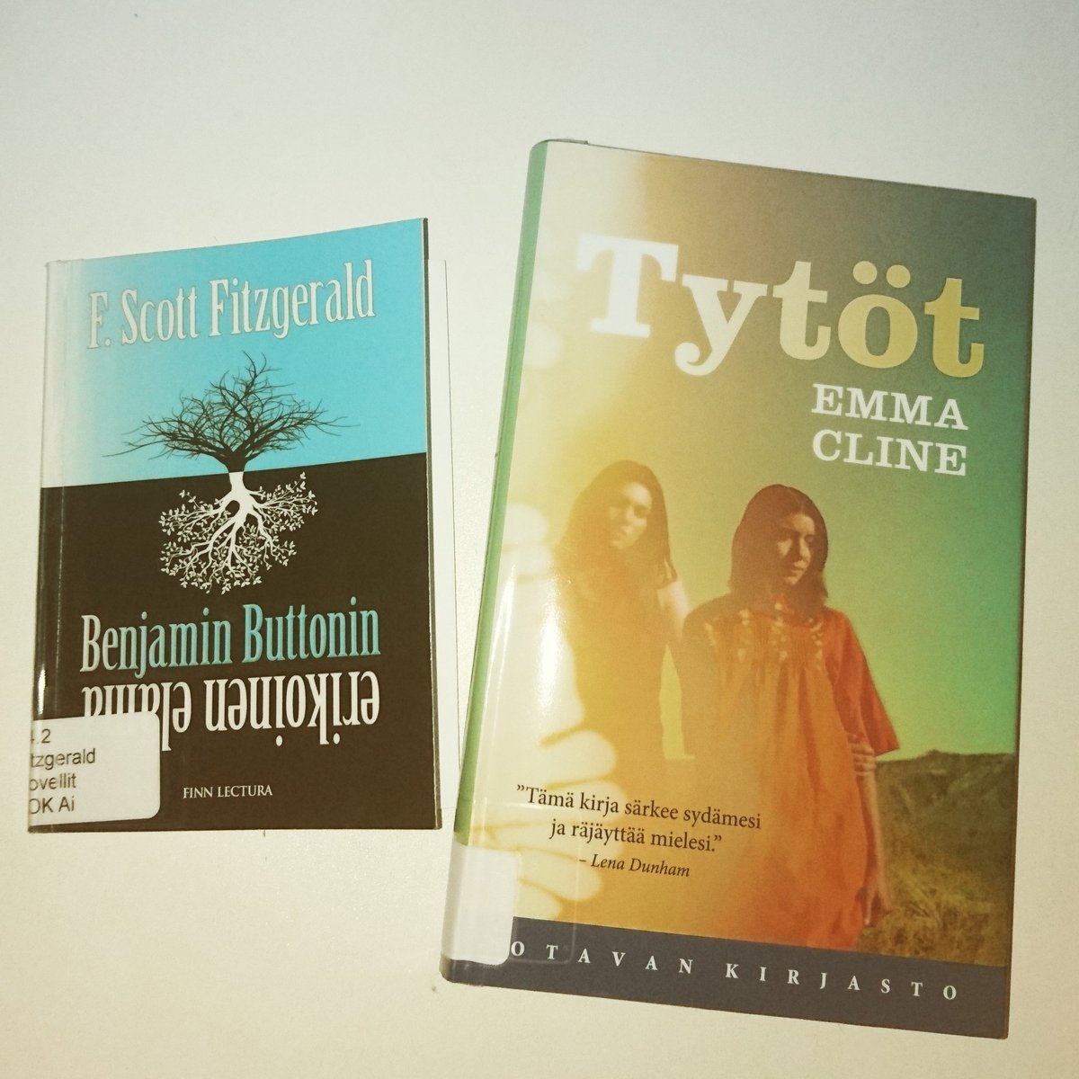 tiiaoooo's tweet photo. #tytöt ❤ Loistava! Tuli oikeita muistoja teini-iältä mieleen. Benjamin Button oli höpsö. #kirjat #luetut https://t.co/NDXPeavV3K