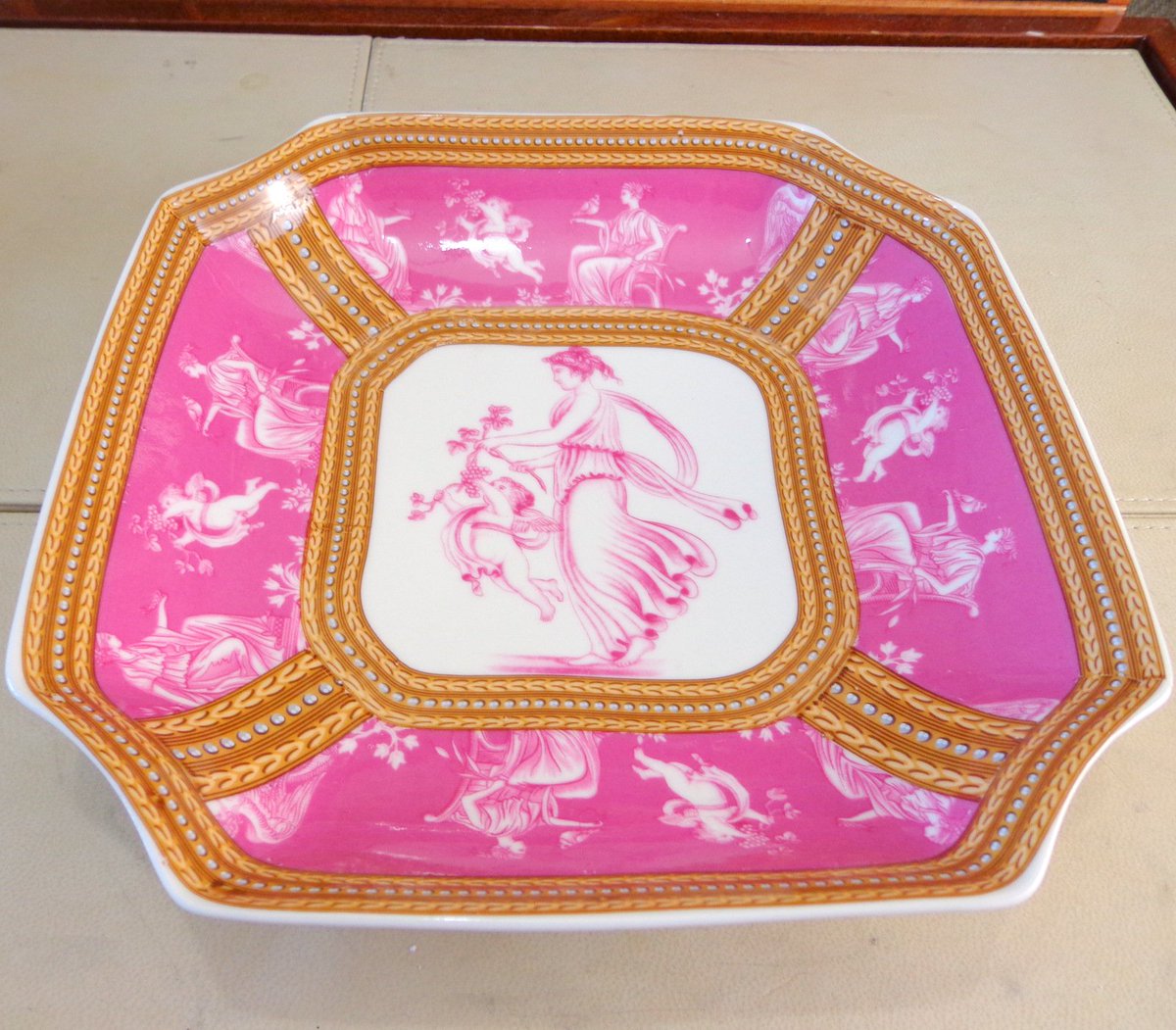 PahlaviLondon's tweet photo. Antique Style Dish in pompadour pink #AntiqueDecor #PompadourPink #ClassicalDecor https://t.co/VkVuGNdbLI https://t.co/E0Le7X6Gxu