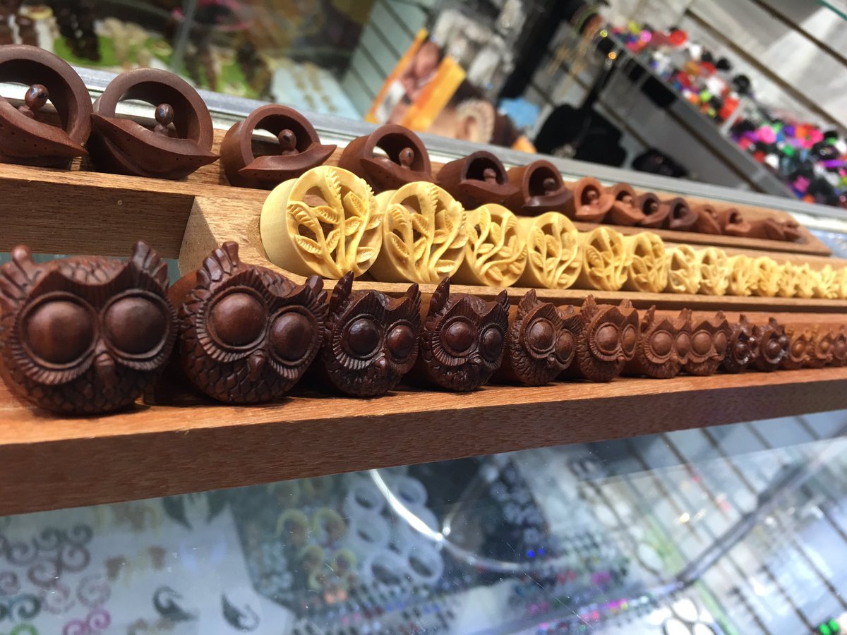 OffTheEdge5's tweet image. Fantastic Indoor Swapmeet 
 Main Aisle E1
#BodyJewelry for less  
#LasVegas #Vegas #SinCity #Piercings #Earrings