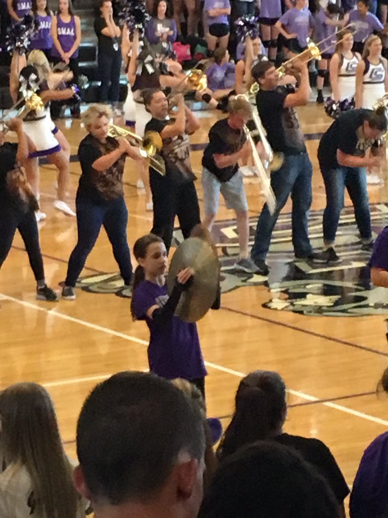 spadgett2011's tweet image. AVID representing at the Pep Rally!! #cshsavid #cshscougars @CSHSAVID