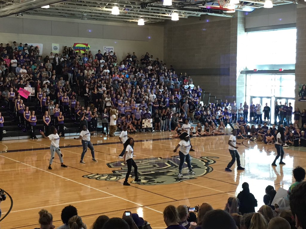 spadgett2011's tweet image. AVID representing at the Pep Rally!! #cshsavid #cshscougars @CSHSAVID