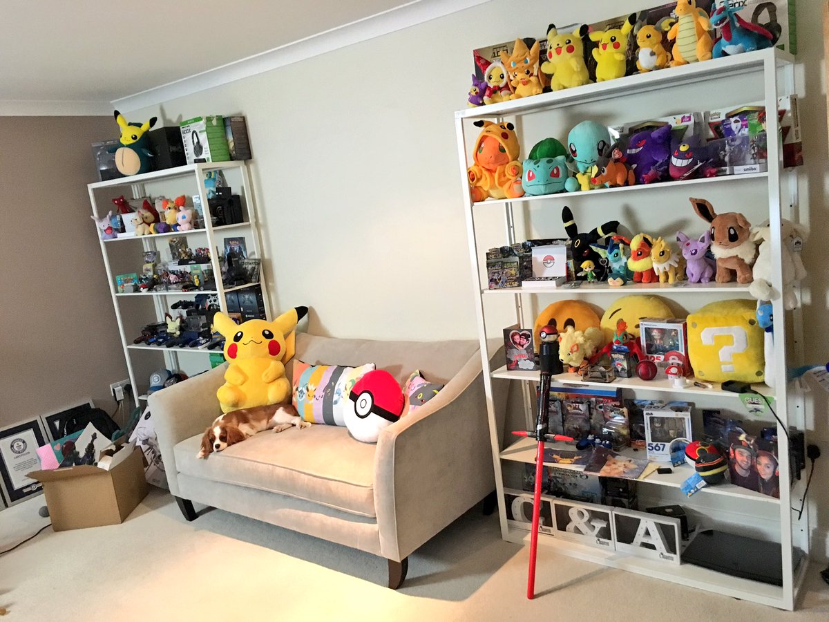 OMGitsAliA's tweet photo. When the sofa you ordered 5 months ago FINALLY arrives and it's way too big! 🙃🔫 But at least the gaming room has it's own sofa now 😊🎮🙌🏻 https://t.co/ptHA7gKHZq