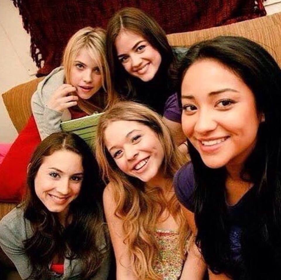 FlashPll's tweet photo. RT if you love #PLL https://t.co/OjJsbh1eLY