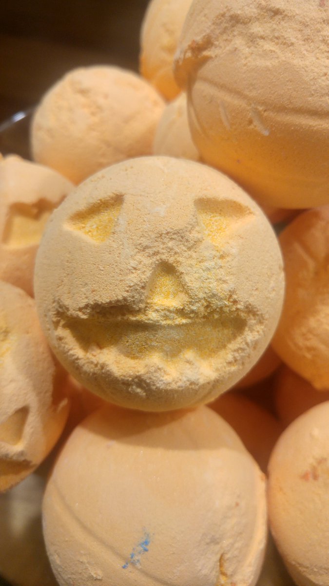 LushGTC's tweet photo. Fall is heree🍁. Celebrate our new Pumpkin bath bomb, spicy and fruity its perfect for a cozy Friday in ✌🎃 https://t.co/JTQdfWLmxX