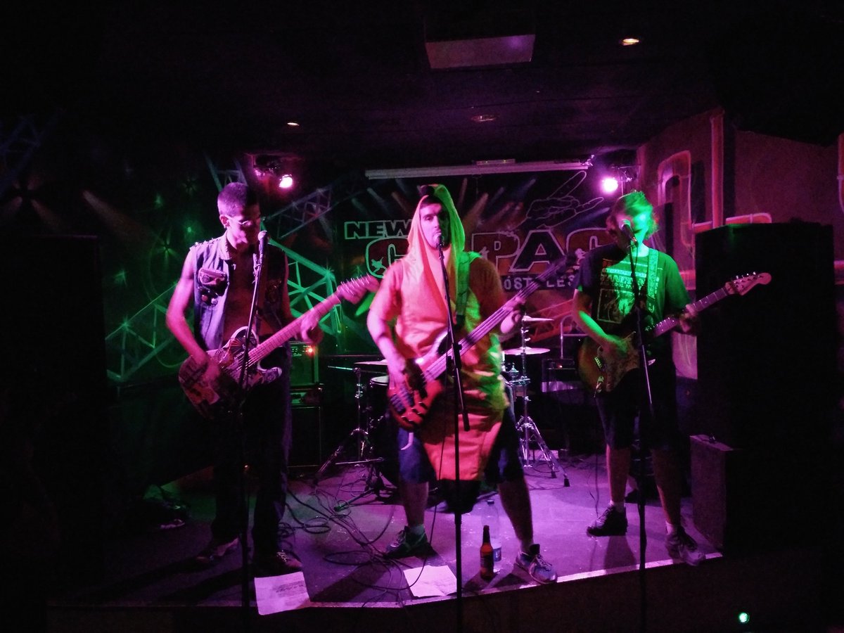 EnJakePunkSka's tweet photo. Un par mas de @PVbandpunk #PunkRockTime https://t.co/lZWs0l8JNt