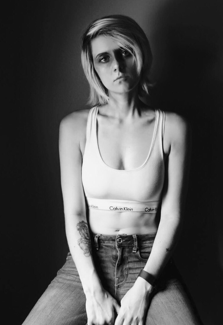 jesjpg's tweet photo. when Calvin Klein still hasn't called you so you do your own photoshoot in your living room https://t.co/ZL9KsAsLHT
