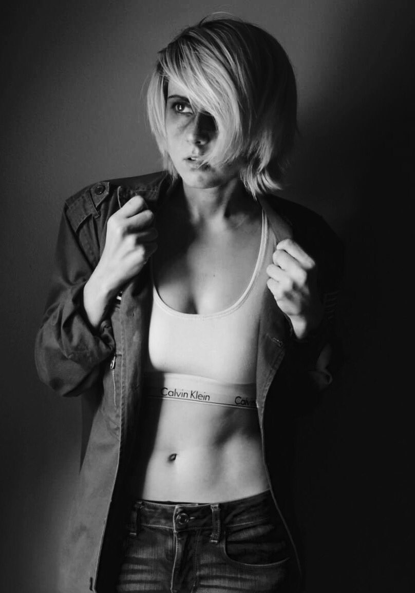 jesjpg's tweet photo. when Calvin Klein still hasn't called you so you do your own photoshoot in your living room https://t.co/ZL9KsAsLHT
