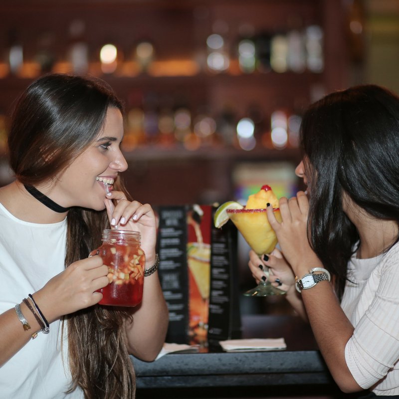 ¡Disfrutar de una deliciosa bebida nunca fue tan divertido! Visita <a href="/TonyRomasRD/">Tony Romas Red Deer</a> en el 1er nivel de #AcropolisCenter.
