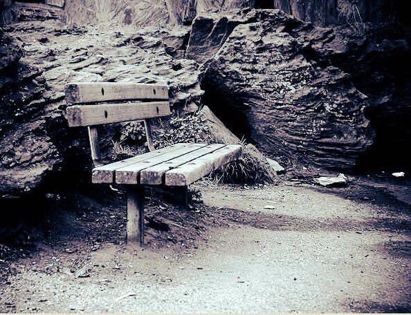 alqhfaeei's tweet photo. 🍁 عندما يرحل عنك شخص ما، احرص أن يحمل كافة ذكرياته معه؛ فالنسيان لا يأتيك مهرولًا بعد انتهاء كل حكاية https://t.co/oi0sB4Z5Tf