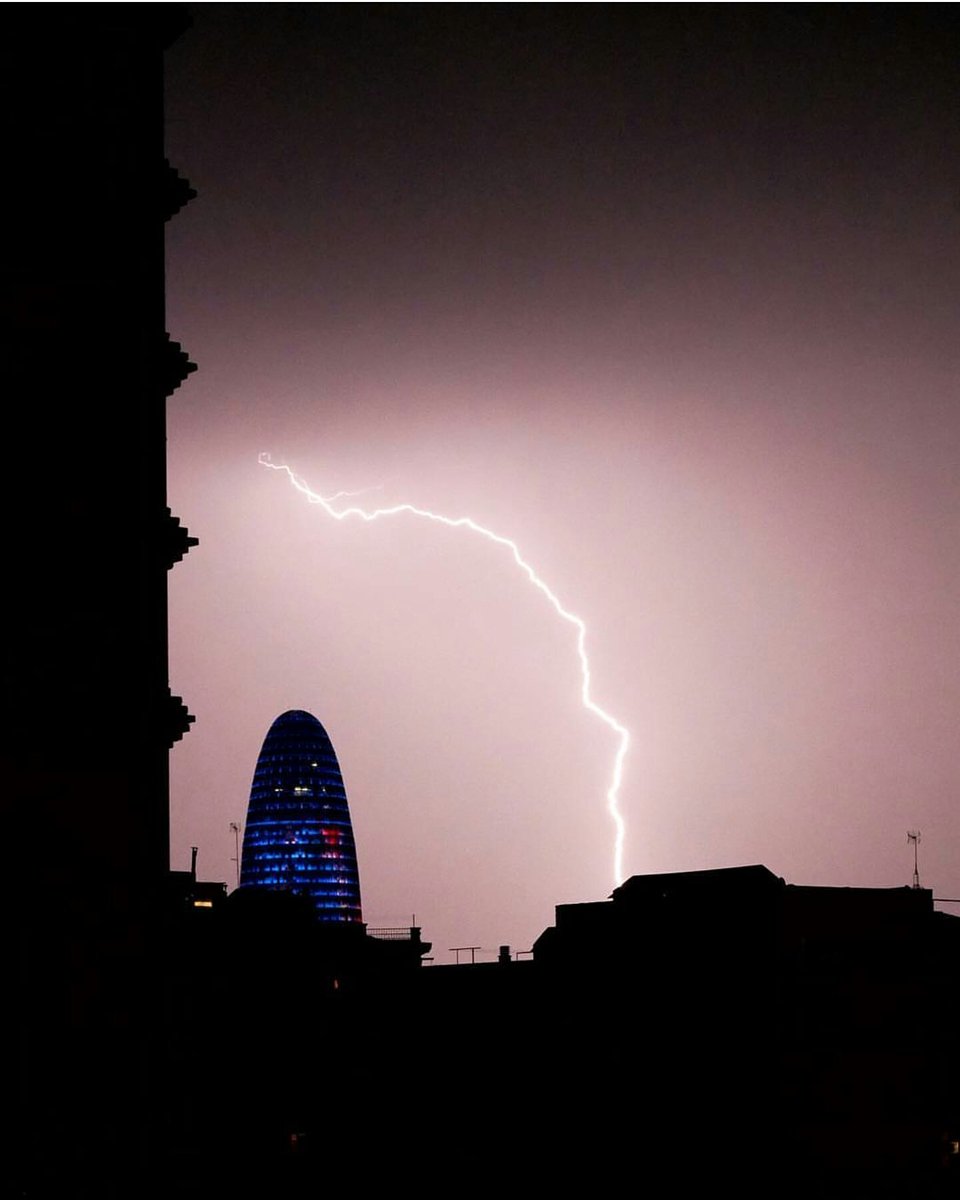 thebarcelonist's tweet image. ~ ☇Thunder☇~
🔹Foto by @yennlo 
#bcn #barcelona #thebarcelonist #nuestrabcn #torreagbar #stormhour #storm #thunder