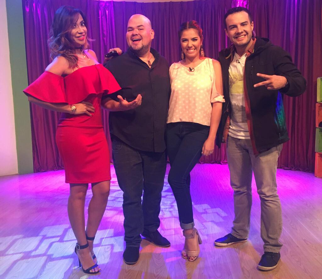 CelinaChantaTV's tweet photo. Team #hola2016 https://t.co/TX88TMyDWE