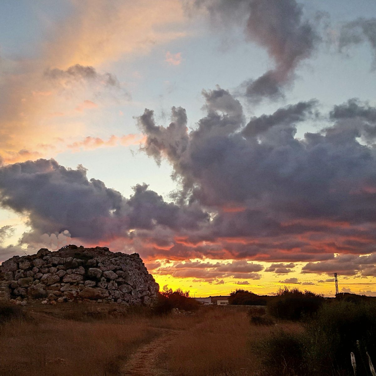 Montefí, posta de sol #talaiòtica! #Menorca #menorcatalaiotica  #menorcatalayotica #menorcaarqueologica #archaeology #somtalaiotics