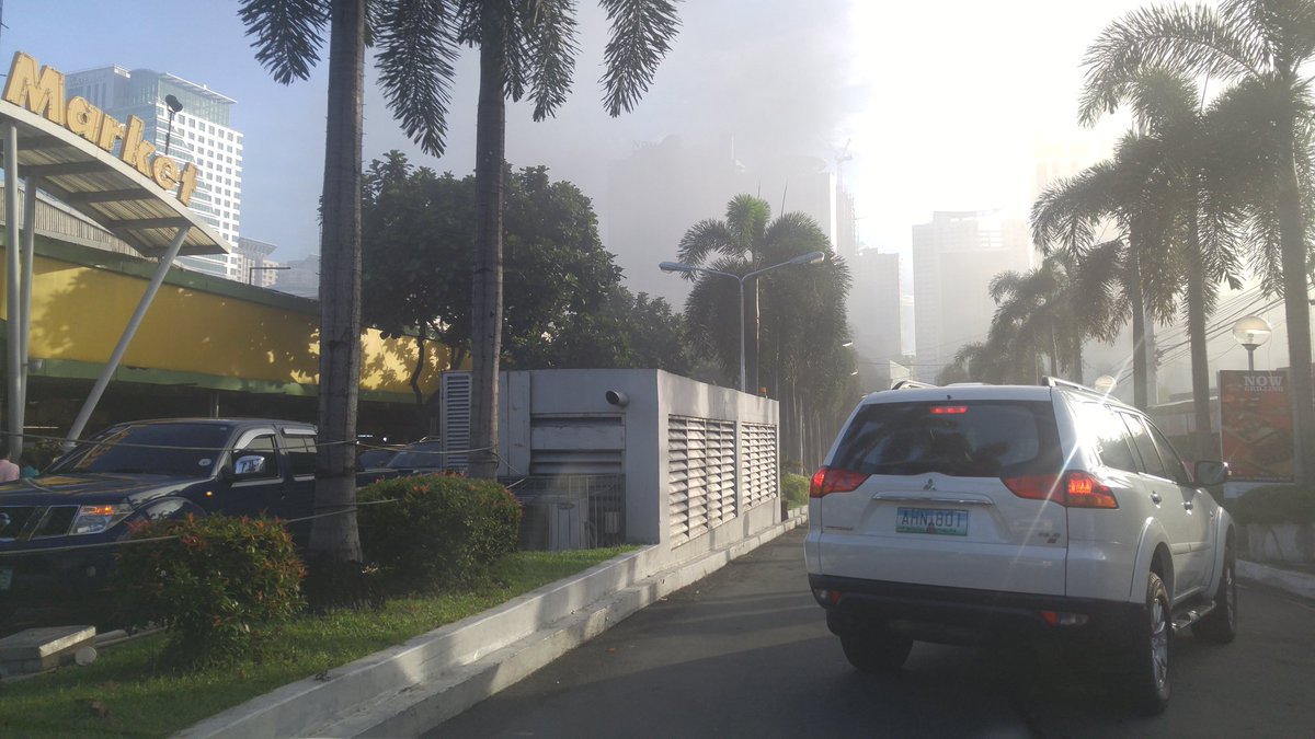 Makapal na usok mula sa South parking ng Smart sa Cubao, QC