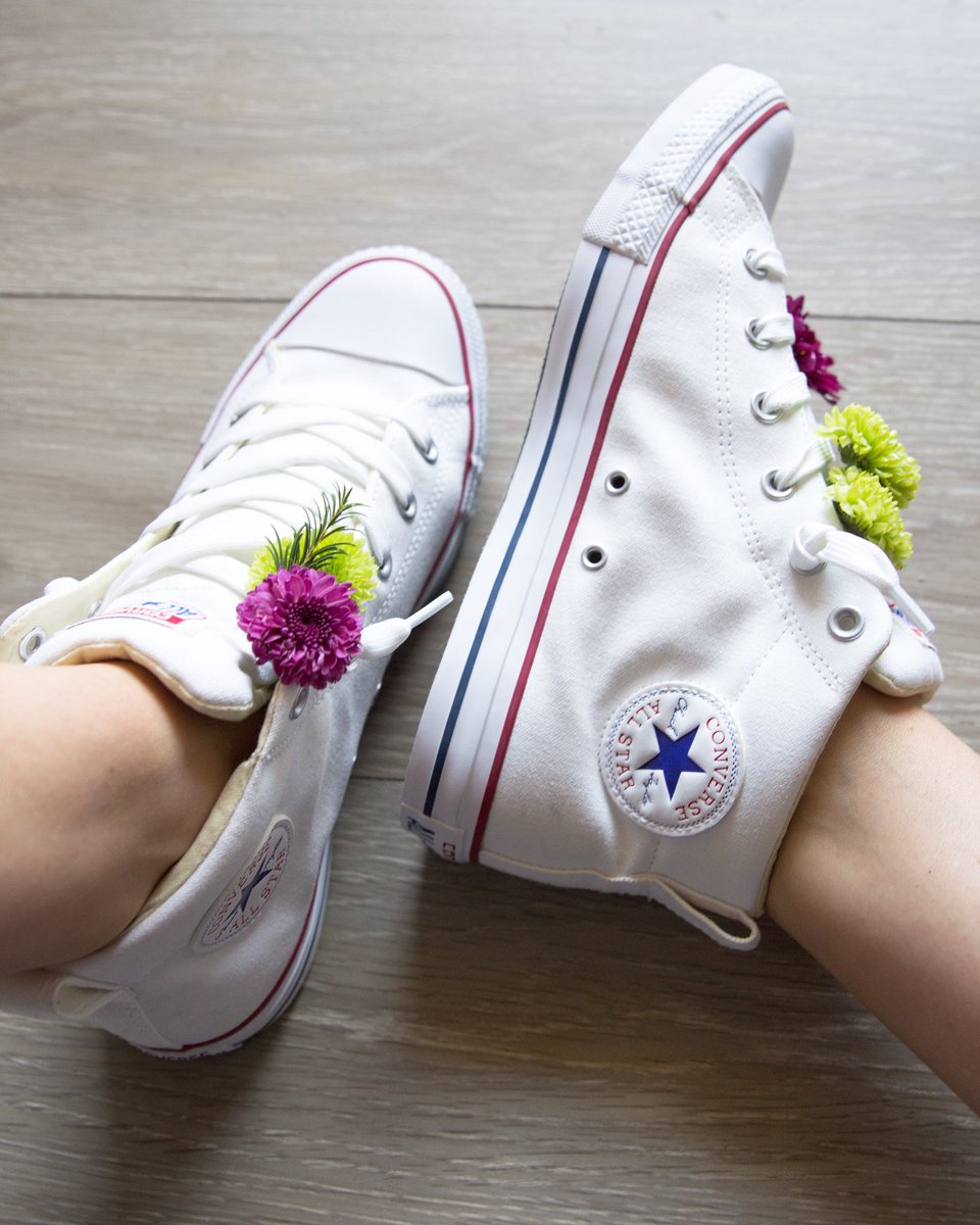 sisoosarah's tweet image. When your kicks arrive &amp;amp; they are the FRESHEST🌸 Not too high/not too low👉🏼 @converse MID. 💯 bit.ly/2dgu7z8