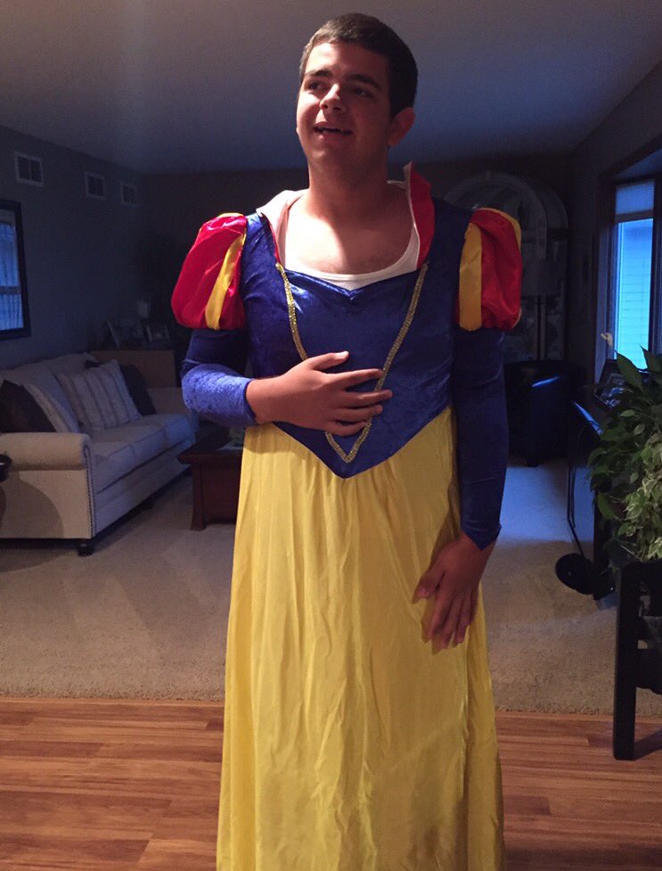 ForSerb's tweet image. Once a Disney princess, soon to be a homecoming king!👑 #vote4serb