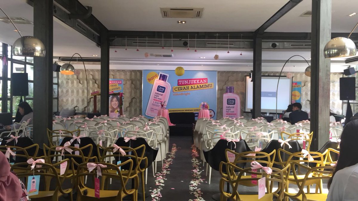 Siap2 buat launching produk <a href="/cleanandclearID/">Clean&Clear INA</a>  terbaru brg <a href="/ifyalyssa/">Ify Alyssa</a> ... Ihiyy :p