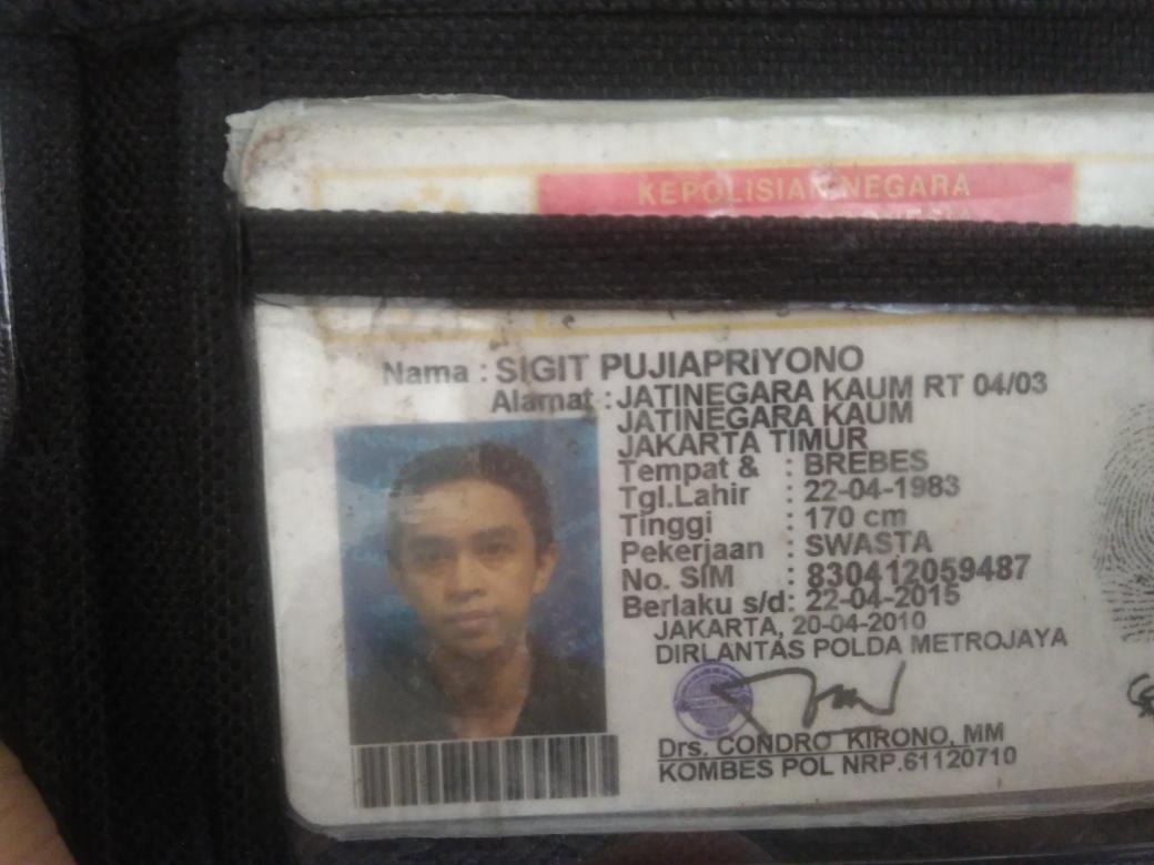 PejuangHarapan's tweet photo. Mungkin ada tetangga , saudara yang kenal. Ditemukan dompet didaerah pedurenan depok. bantu RT ya @aMrazing https://t.co/ymCMmalZ1l