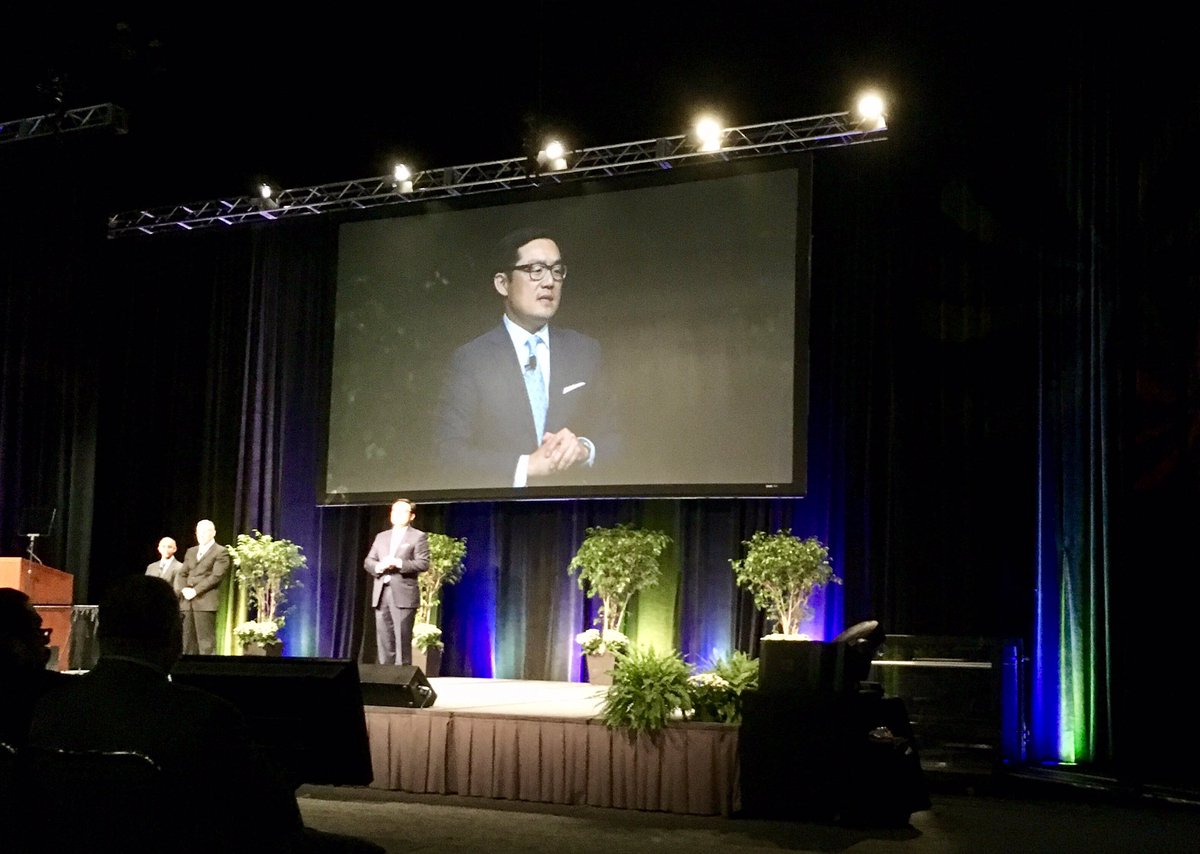 drheatherfurnas's tweet photo. #ASPS President @drdavidsong Honoring plastic surgeons who lead and make a difference. #PSTM16 #plasticsurgery https://t.co/4tXIJwq7le