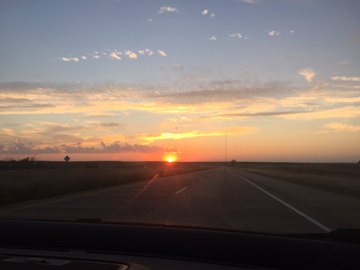 hpulliambelcher's tweet photo. That Texas sunset tho! #smellslikecows #roadtrippin https://t.co/JDOu8sSDgh