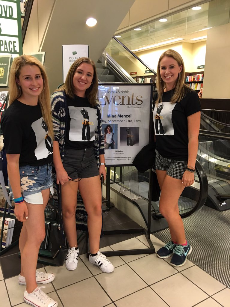caitlinanne7's tweet photo. @idinamenzel : "I love your shirt"
Shaena: "Thanks! It's got some pretty cool person on it" #seriousfansrighthere https://t.co/5pPfC9P9PC