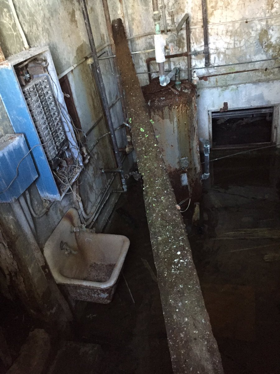 ni_re's tweet photo. @AaronGoodwin @coldhardtruth Lab in ruins, linear particle accelerator still underwater #EdHaslam #DrMarysMonkey #SecretLab https://t.co/ZcX0Izcq7u