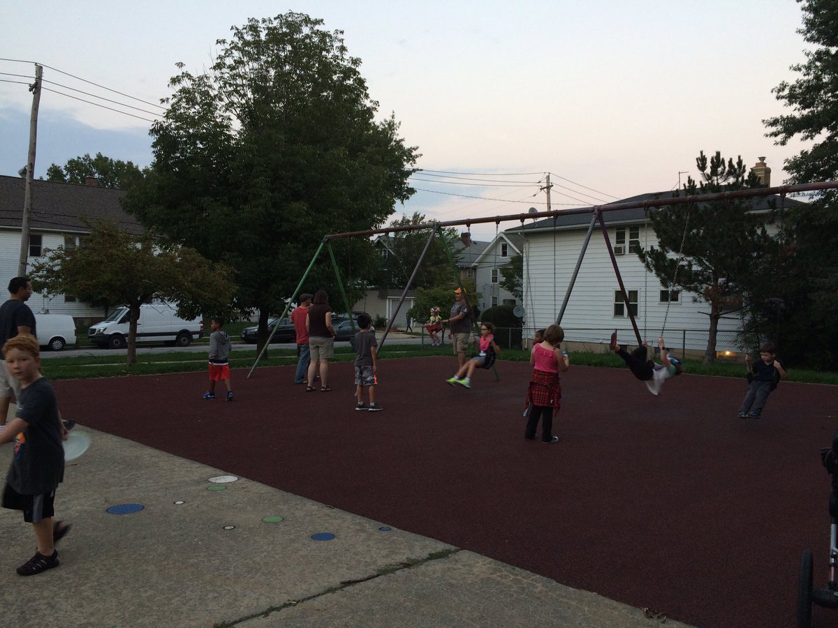 EdgewaterNbhd's tweet photo. TY @zonemat @Upcycle_Parts @cleveLANDstudio @CuyArtsC &amp; others for a great movie night at @CityofCleveland Baltic Park! #CLEfamilies https://t.co/jaDuw2aHUM