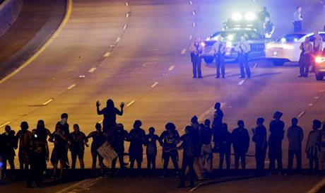 Protesters of fatal police shooting continue marching in #Charlotte #Atlanta bit.ly/2dogf6m?utm_me… https://t.co/eVbn3i0KNT