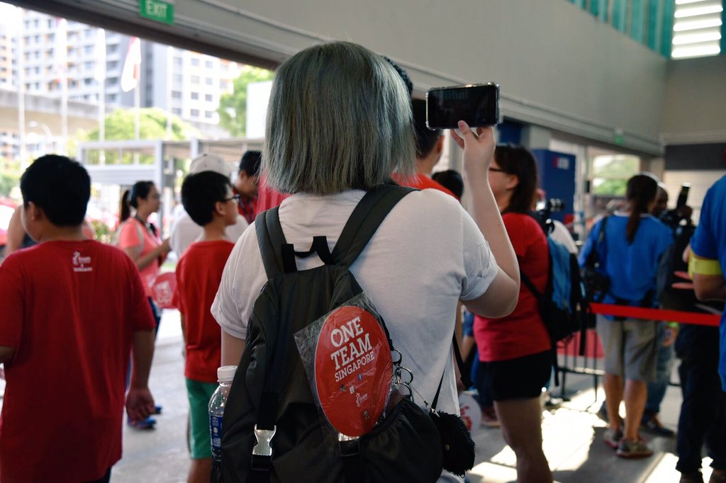 NoorFarhanCNA's tweet photo. #OneTeamSG fan taking 📸 before the arrival of #yippinxiu #theresagoh for the #paralympics #celebratoryparade https://t.co/mLalkaTxmk https://t.co/l0onAsbA50
