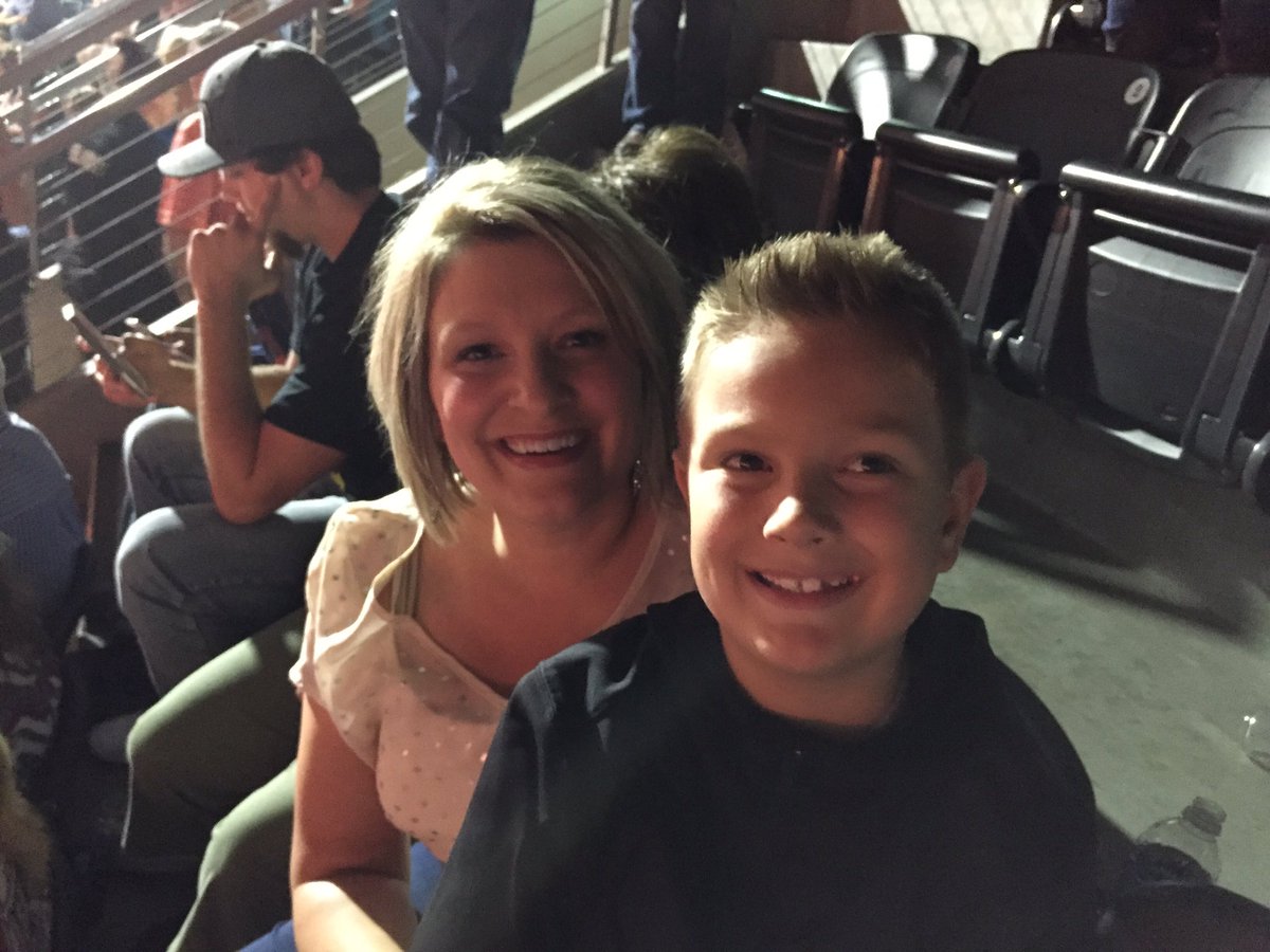 midlevelmarc's tweet image. #BSSiouxFalls Chew tobacco chew tobacco chew tobacco spit