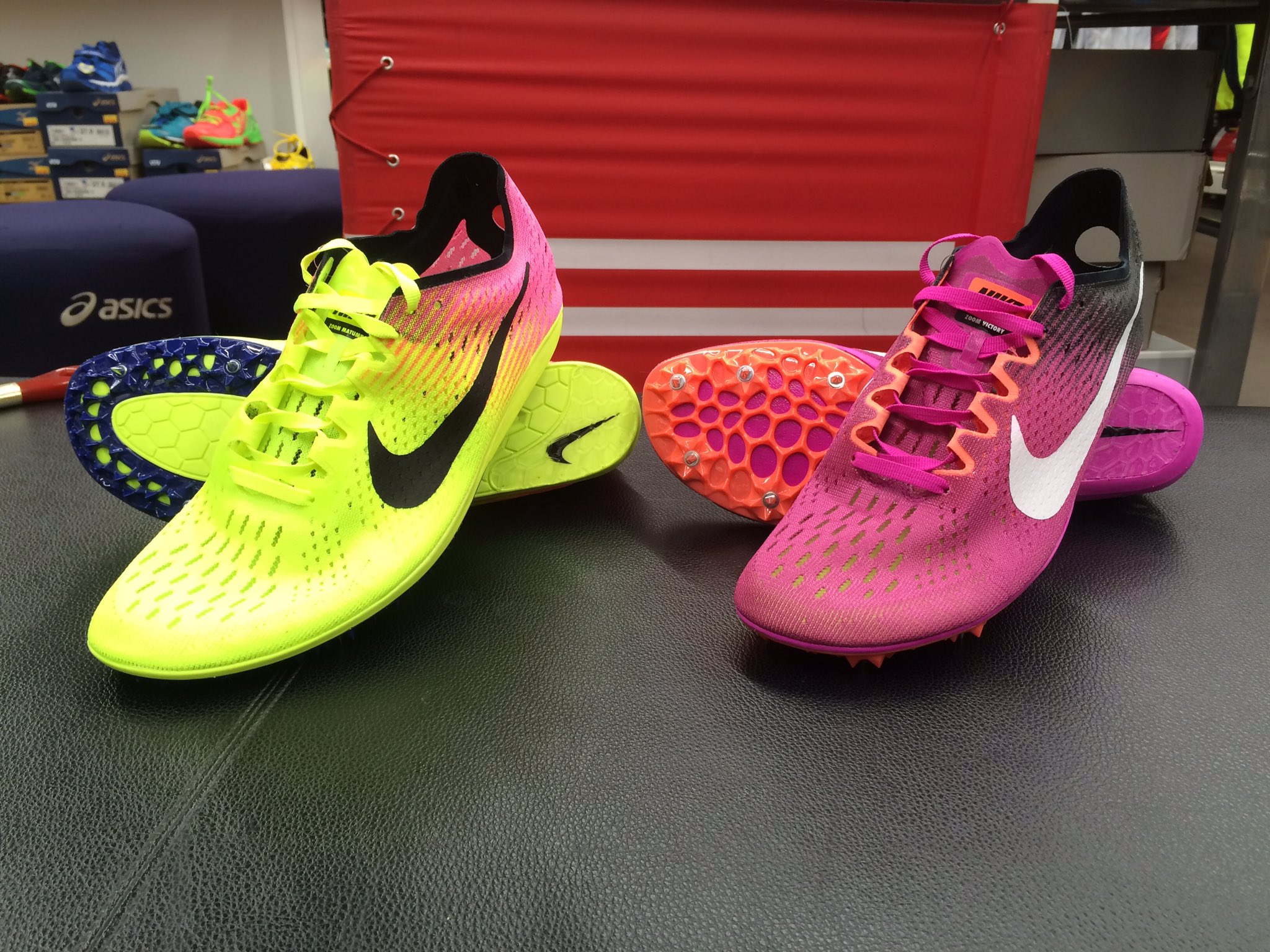 エイコースポーツ陸上 ランニング 新商品情報 とうとうナイキのスパイクの取り扱いを開始しました まず最初に入荷したのが リオオリンピックでもよく目にしたこのスパイク ズームマトゥンボ ズームビクトリー 短距離スパイクも入荷してき