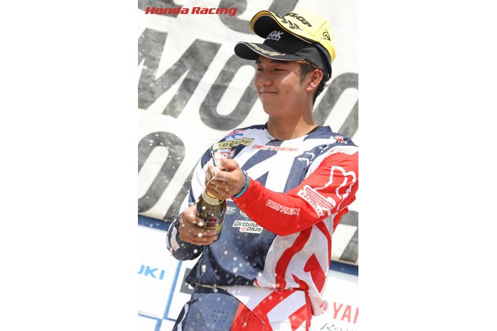 HondaBike_hmj's tweet photo. 今日と明日モトクロス国別対抗戦「モトクロスオブネイションズ」がイタリアで開催！日本チームは成田選手、山本選手（@ke_yamamoto）能塚選手が参戦！日本チームの応援お願いします！
https://t.co/rFZk7RAzF7 https://t.co/kjifnuXJ0U